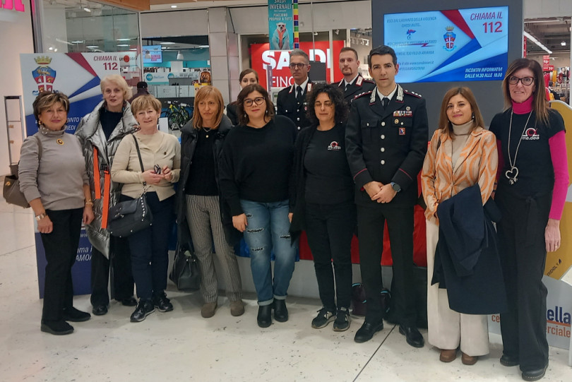 Stand informativo dei Carabinieri contro la violenza sulle donne